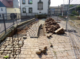 Pflaster- und Treppenarbeiten an St. Crescentius (Foto:Karl-Franz Thiede)